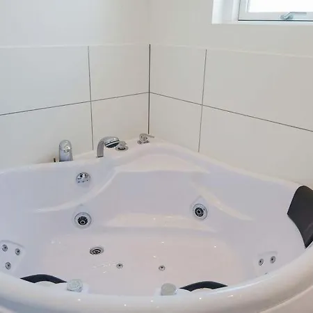 Feriehus Sleeps 14 Wifi Tranehuse